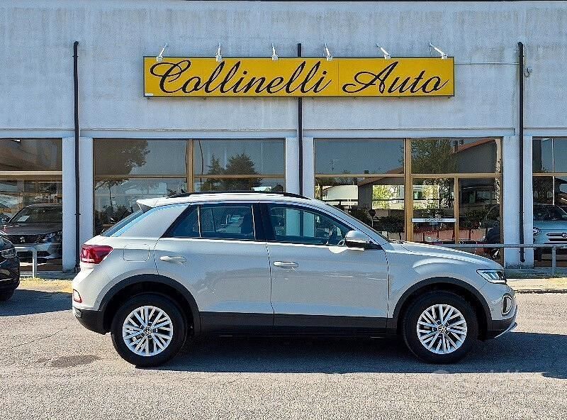 Usata VW T-Roc Life 110 CV (80 kW) 2022 Ascot grey pastello SUV