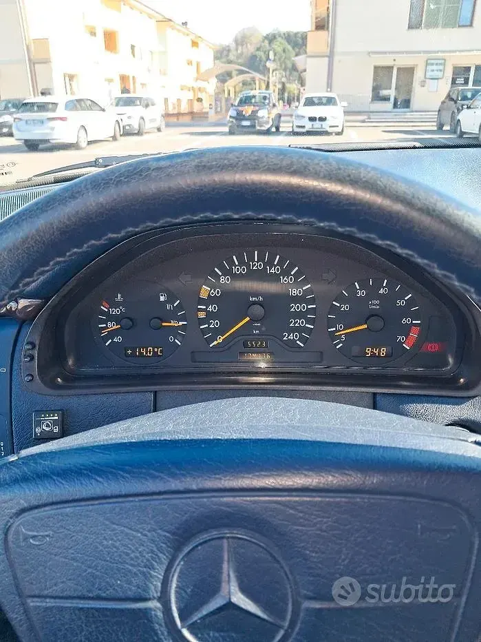 Usata Mercedes E200 Elegance 136 CV (100 kW) 1997 Grigio Berlina