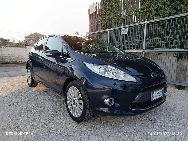 Blu Usata 2011 Ford Fiesta Titanium Tre volumi | 4990 € (Cara) - Immagine 1/4