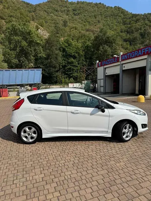 Usata Ford Fiesta 60 CV (44 kW) 2014 Bianco Utilitaria