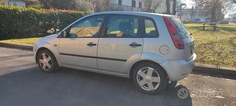 Usata Ford Fiesta Ghia 2003 Utilitaria