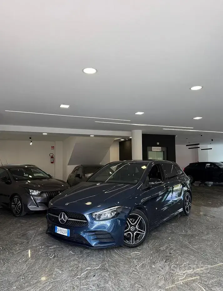 Usata Mercedes B180 Premium 116 CV (85 kW) 2022 Blu Utilitaria