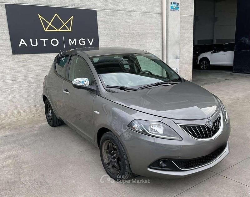 Usado Lancia Ypsilon Gold 69 HP (50 kW) 2023 Cinzento Citadino