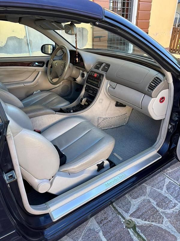 Usata Mercedes CLK320 218 CV (160 kW) 2000 Blu Cabrio