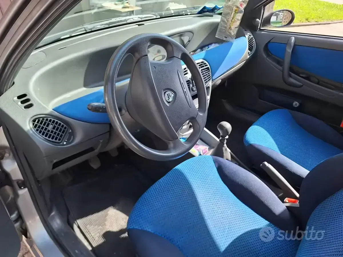 Usata Lancia Ypsilon 60 CV (44 kW) 2001 Grigio Utilitaria