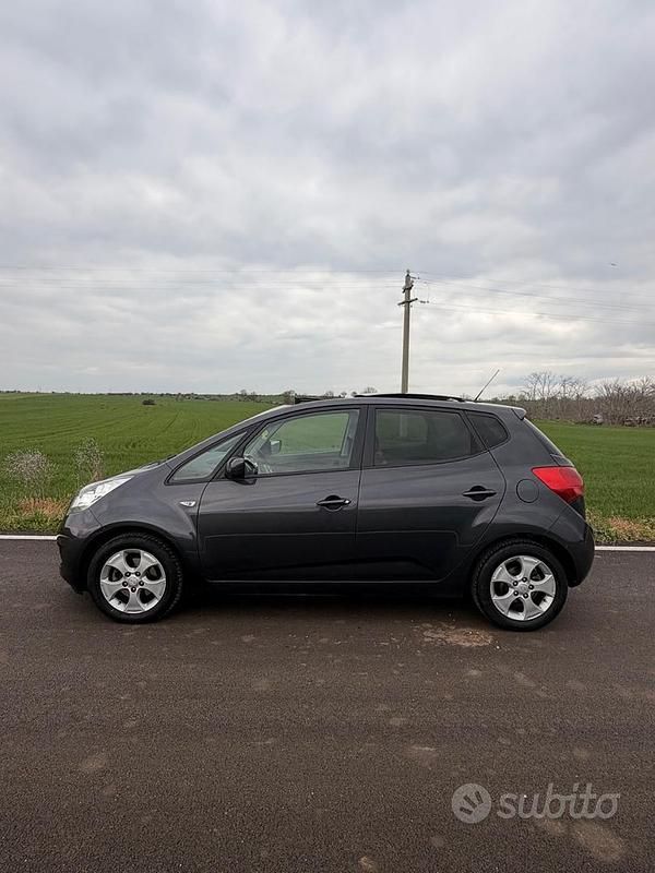 Usata Kia Venga 90 CV (66 kW) 2013 Grigio Utilitaria