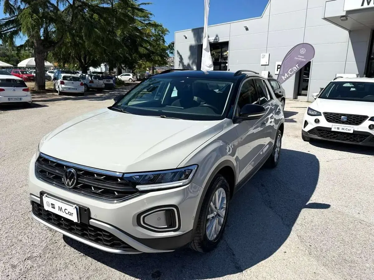 Usata VW T-Roc Life 110 CV (80 kW) 2023 Ascot gray SUV