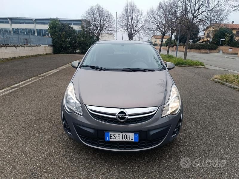 Marrone Usata 2013 Opel Corsa Tre volumi | 6900 € (Molto cara) - Immagine 1/4