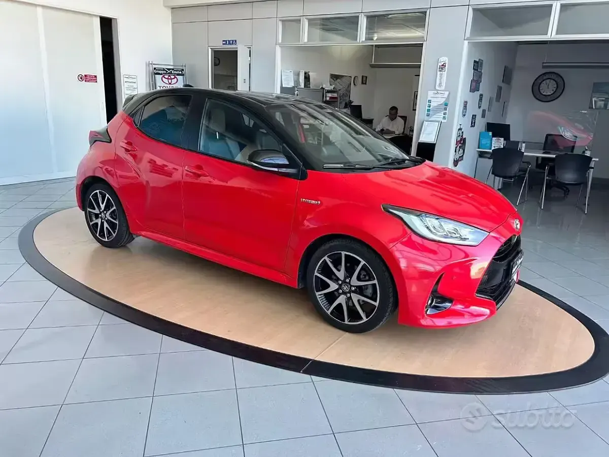 Usata Toyota Yaris Hybrid 92 CV (67 kW) 2021 Arancione Berlina