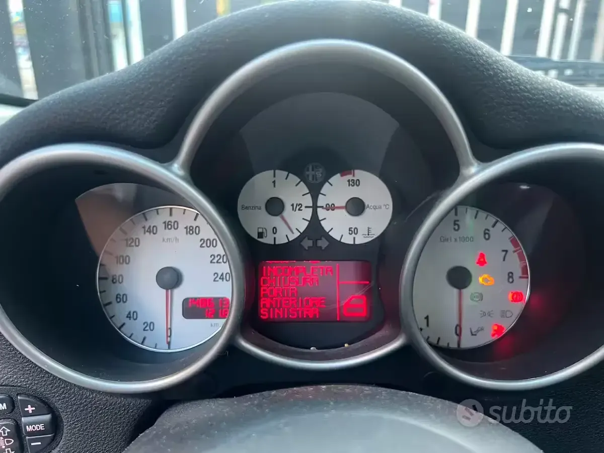 Usata Alfa Romeo 147 105 CV (77 kW) 2002 Grigio Utilitaria