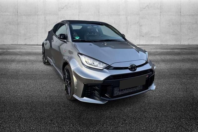Usata Toyota Yaris 280 CV (205 kW) 2024 Grigio Utilitaria