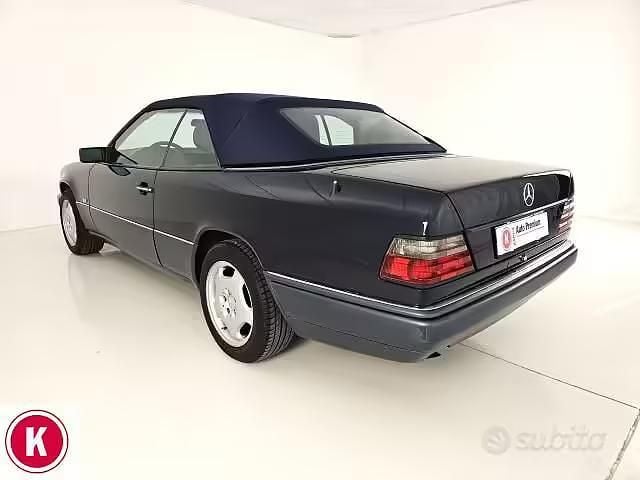 Usata Mercedes E200 136 CV (100 kW) 1996 Blu/azzurro Cabrio