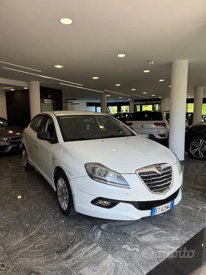 Usata Lancia Delta Silver 105 CV (77 kW) 2014 Bianco Utilitaria