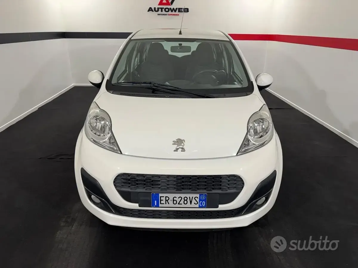 Usata Peugeot 107 Active 68 CV (50 kW) 2013 Bianco Utilitaria