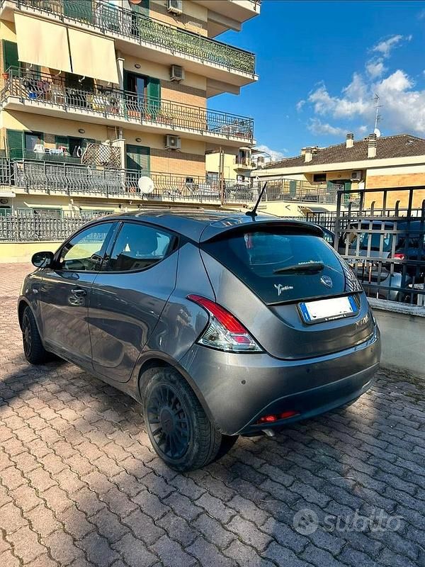 Usata Lancia Ypsilon 80 CV (58 kW) 2020 Grigio Utilitaria