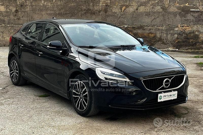 Usata Volvo V40 119 CV (87 kW) 2019 Nero Utilitaria