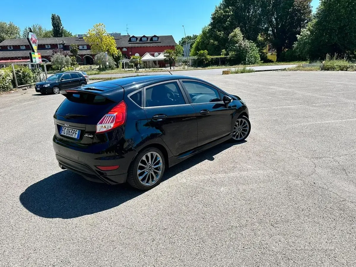 Usata Ford Fiesta 75 CV (55 kW) 2017 Nero Utilitaria