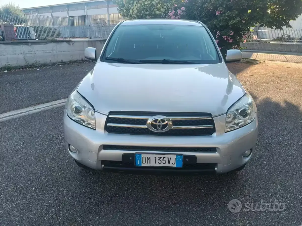 Usata Toyota RAV4 136 CV (100 kW) 2007 Grigio SUV