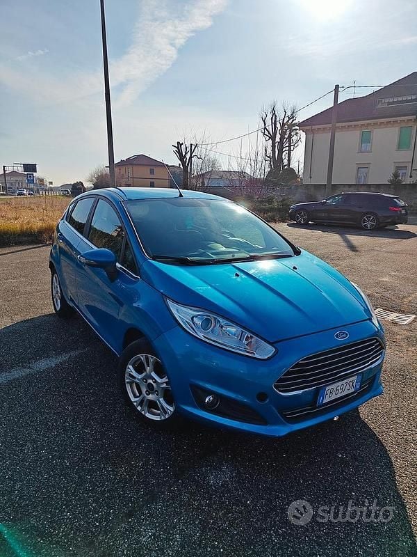 Blu Usata 2015 Ford Fiesta Titanium Berlina | 5100 € (Ottimo prezzo) - Immagine 1/4