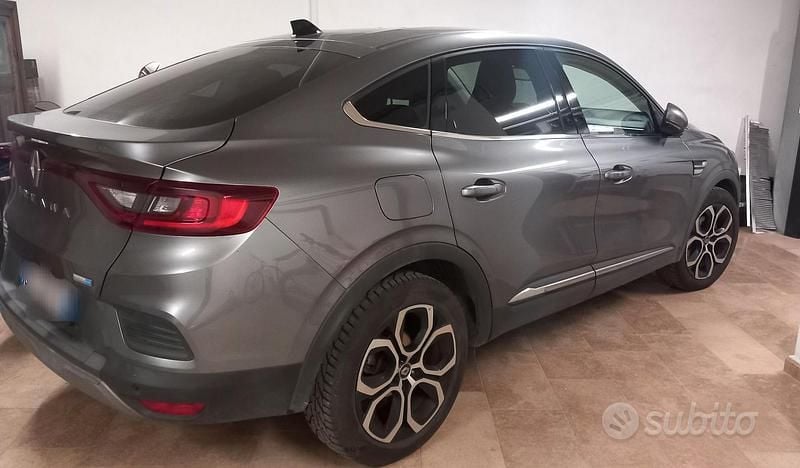 Usata Renault Arkana 145 CV (106 kW) 2022 Grigio SUV