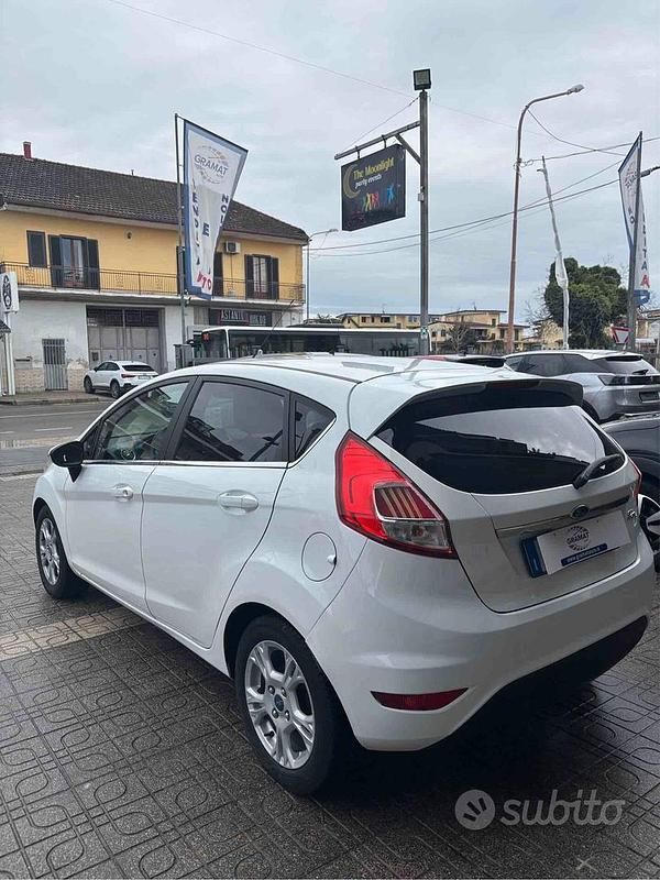 Usata Ford Fiesta 76 CV (55 kW) 2016 Bianco Berlina