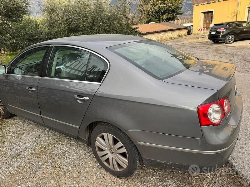 Usata VW Passat 116 CV (85 kW) 2005 Grigio Berlina