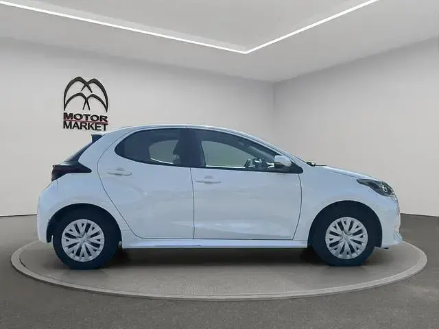 Usata Toyota Yaris Hybrid Business Edition 116 CV (85 kW) 2022 Bianco Berlina