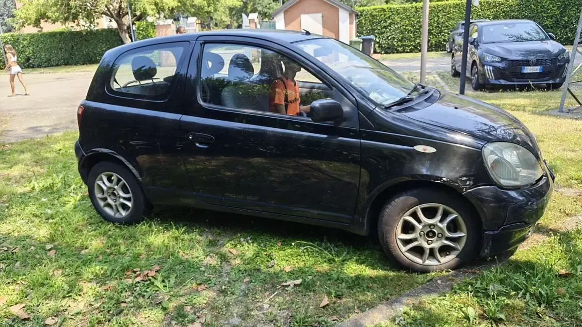 Usata Toyota Yaris Luna 86 CV (63 kW) 2001 Berlina