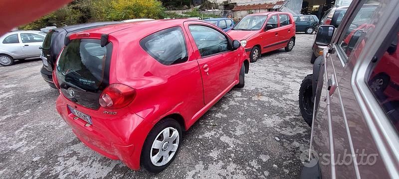 Usata Toyota Aygo Sol 54 CV (39 kW) 2006 Rosso Utilitaria