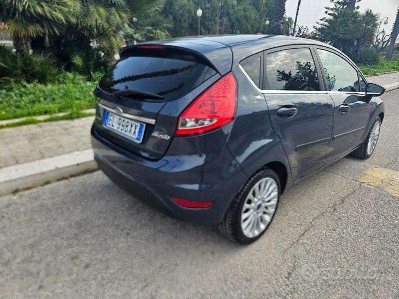 Usata Ford Fiesta Titanium 70 CV (51 kW) 2012 Grigio Utilitaria