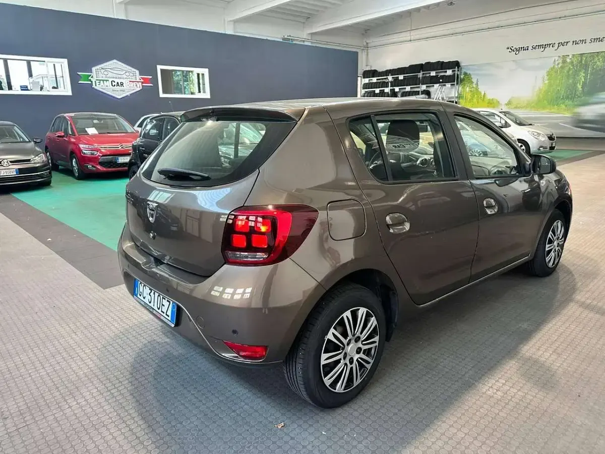 Usata Dacia Sandero Comfort 101 CV (74 kW) 2020 Marrone Berlina