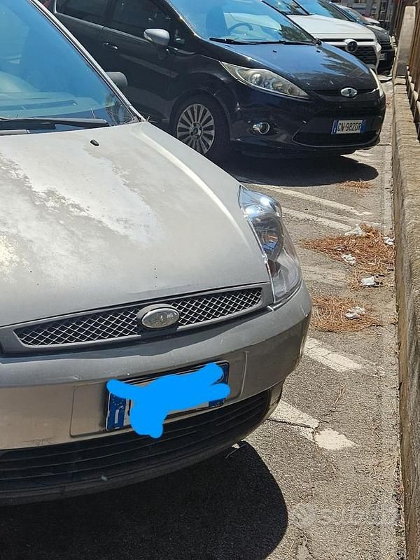 Usata Ford Fiesta 68 CV (50 kW) 2004 Grigio Utilitaria