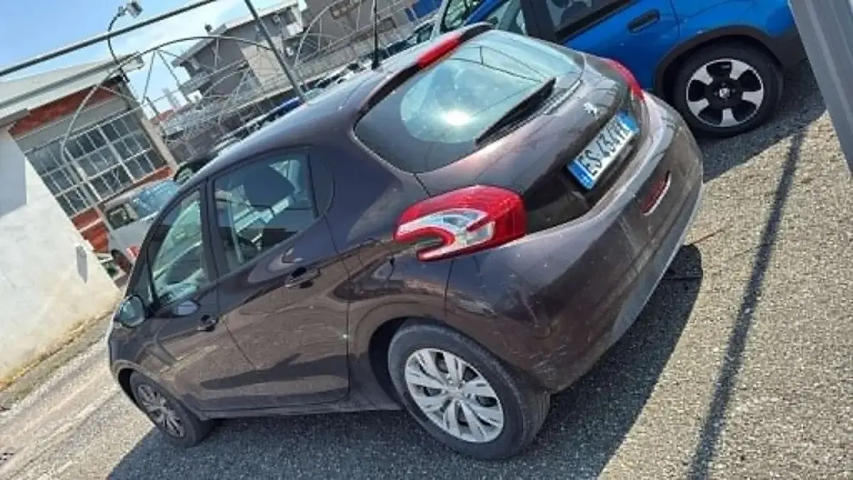 Usata Peugeot 208 Active 68 CV (50 kW) 2013 Marrone Utilitaria