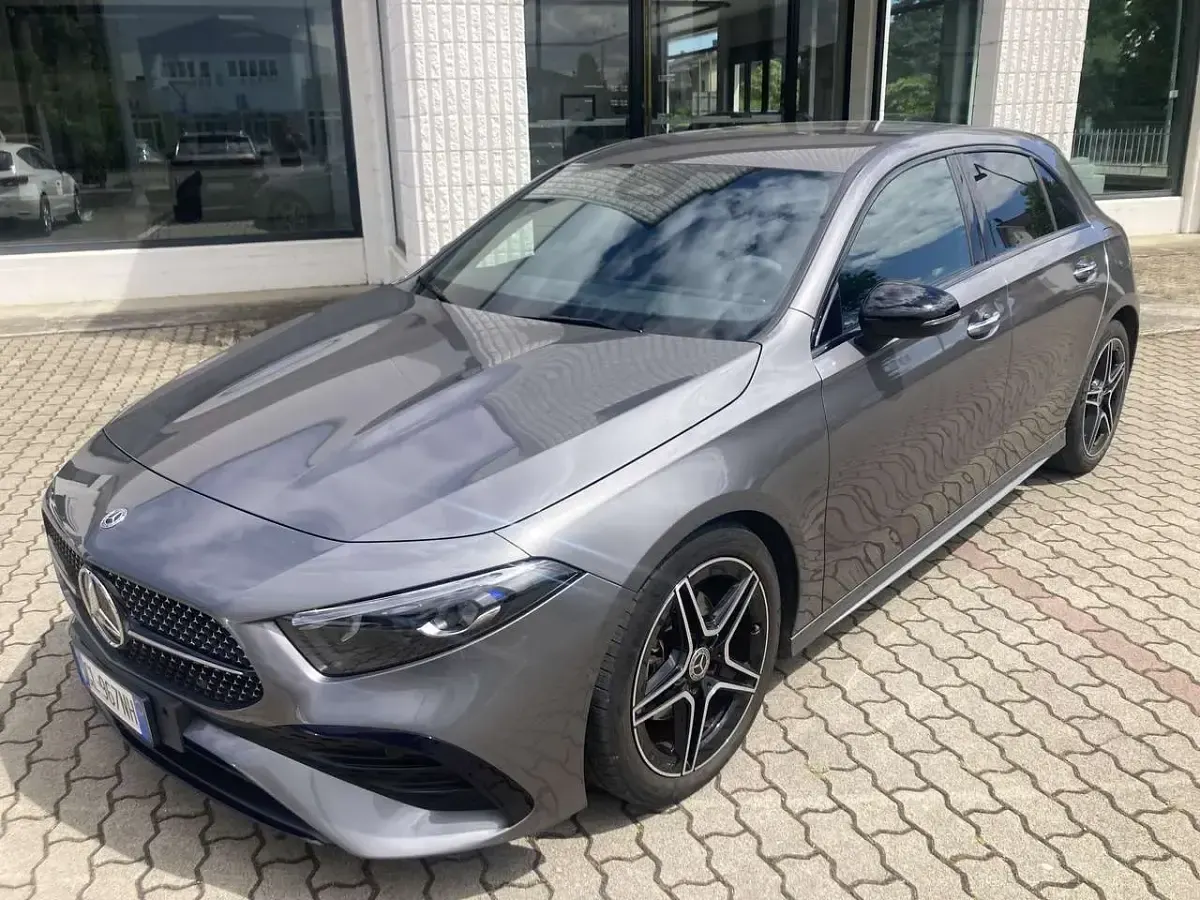 Usata Mercedes A180 AMG Line Premium Plus 116 CV (85 kW) 2023 Grigio scuro metallizzato Berlina