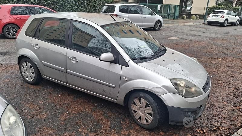 Usata Ford Fiesta 69 CV (50 kW) 2007 Grigio Utilitaria