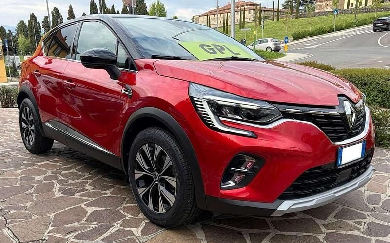 Usata Renault Captur Business 101 CV (74 kW) 2023 Rosso SUV
