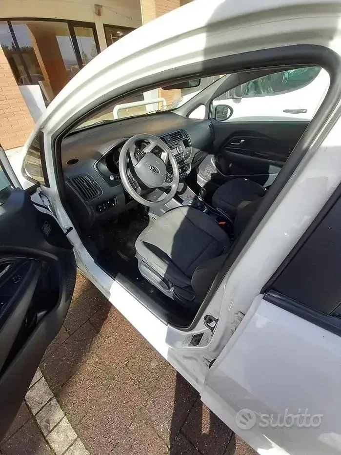 Usata Kia Rio EX 75 CV (55 kW) 2011 Bianco Utilitaria