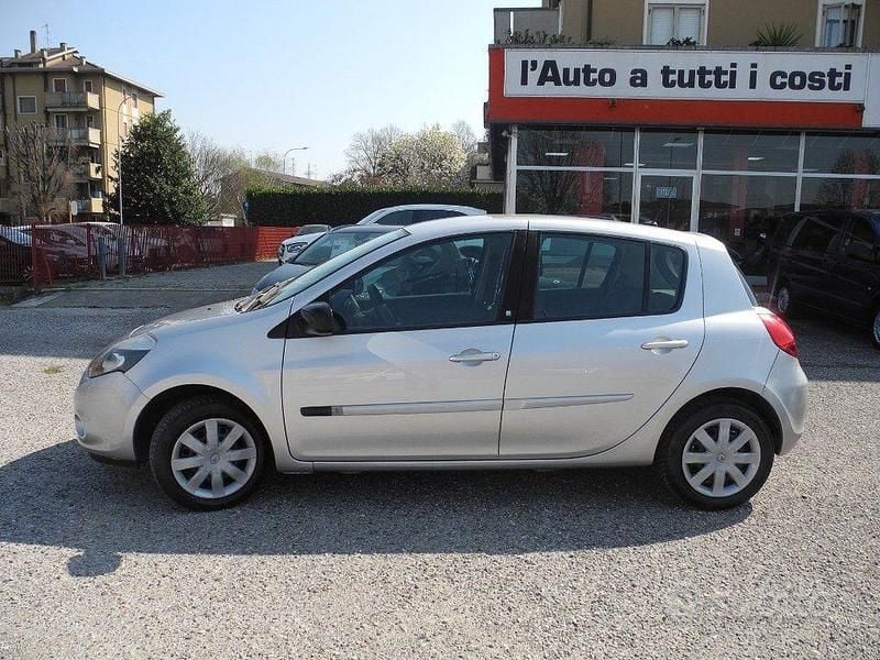 Usata Renault Clio II 65 CV (47 kW) 2010 Grigio Berlina