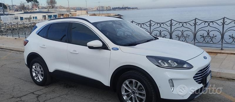 Usata Ford Kuga 120 CV (88 kW) 2022 Bianco SUV