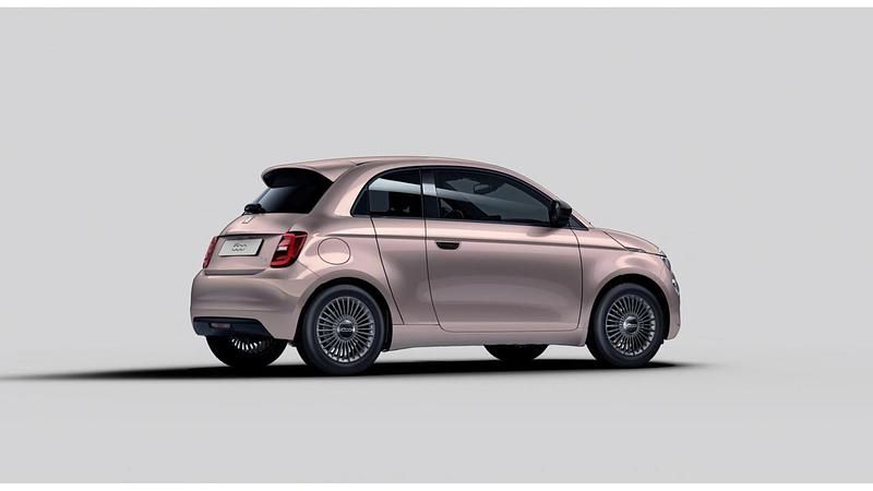 Usata Fiat 500e La Prima 86 kW (118 CV) 2022 Bianco pastello Utilitaria