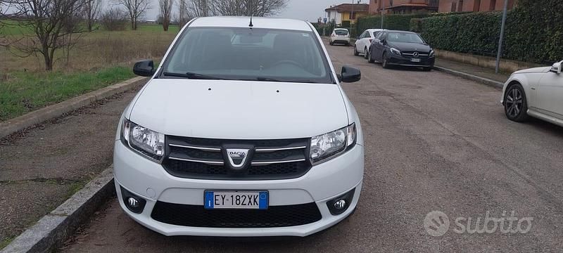 Bianco Usata 2015 Dacia Sandero Tre volumi | 4500 € (Buon prezzo) - Immagine 1/4
