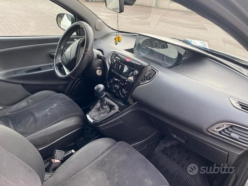 Usata Lancia Ypsilon 60 CV (44 kW) 2011 Grigio Utilitaria