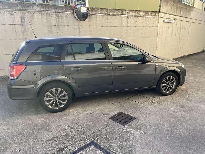 Usata Opel Astra Enjoy 116 CV (85 kW) 2010 Grigio Station wagon