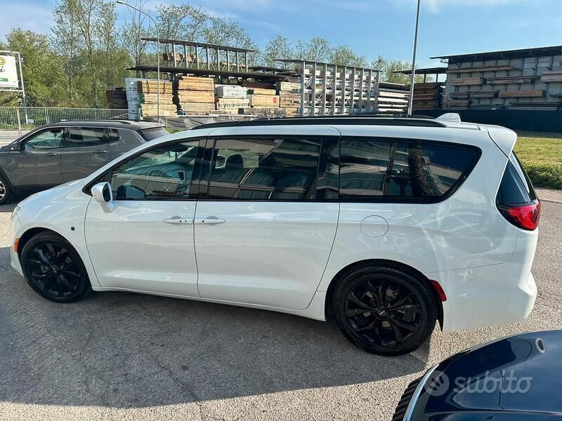 Usata Chrysler Pacifica 291 CV (214 kW) 2018 Bianco SUV