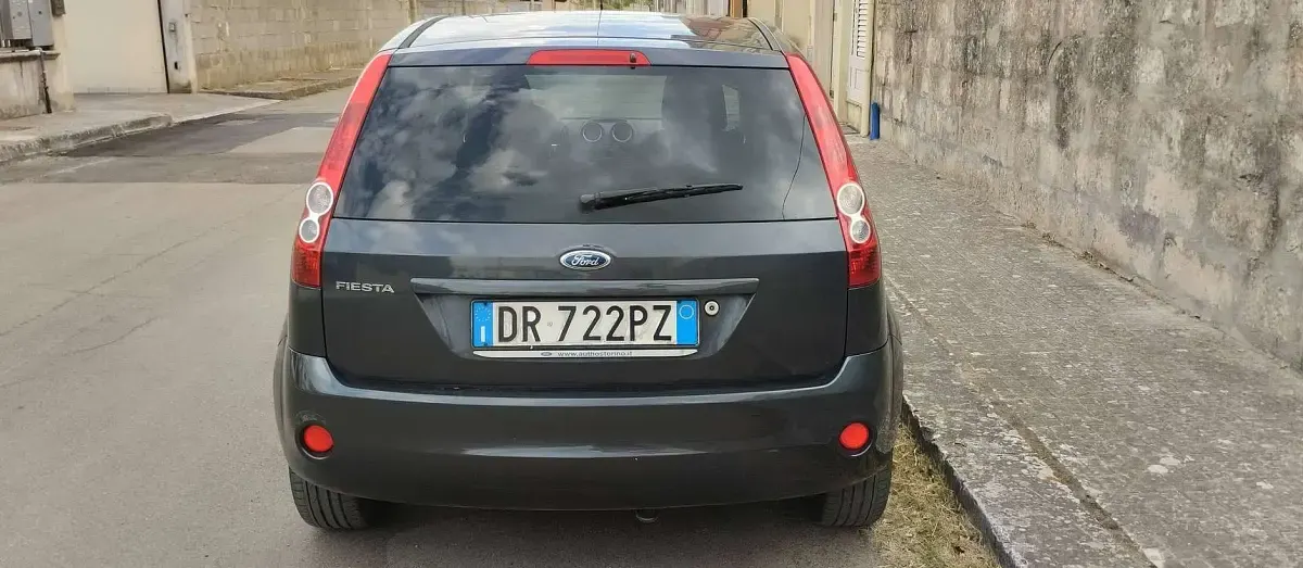 Usata Ford Fiesta Ghia 75 CV (55 kW) 2008 Grigio Utilitaria