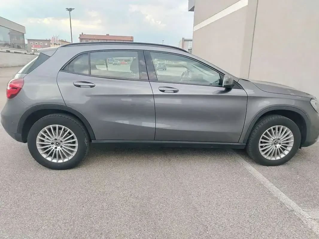Usata Mercedes GLA200 Executive 136 CV (100 kW) 2019 Grigio SUV