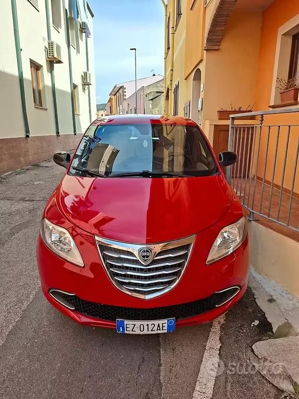 Usata Lancia Ypsilon 85 CV (62 kW) 2015 Rosso Utilitaria
