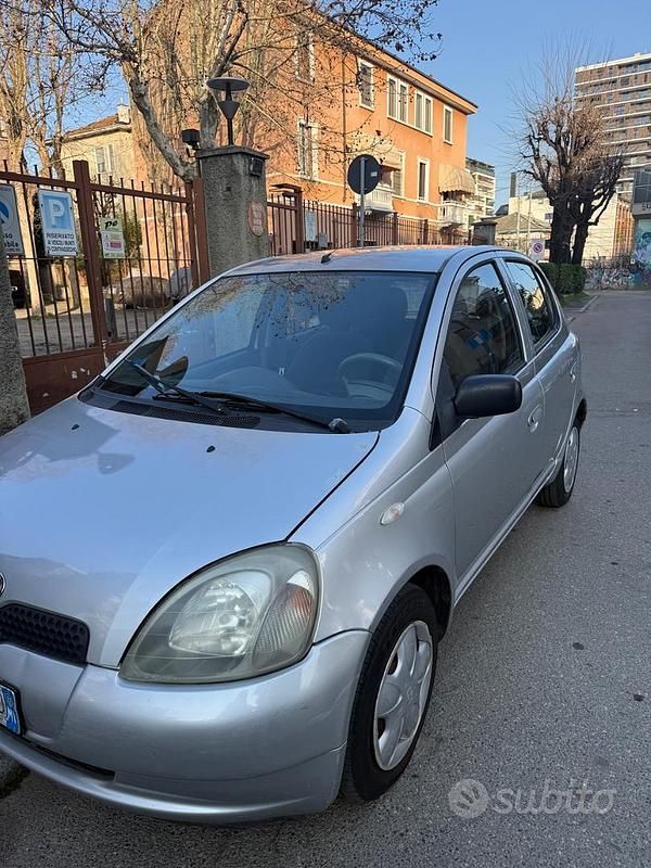 Usata Toyota Yaris 65 CV (47 kW) 2006 Grigio Berlina