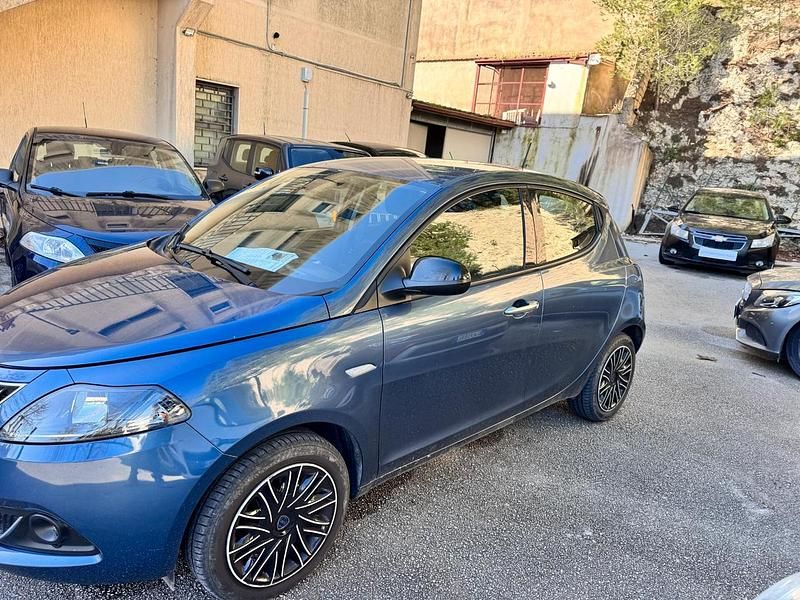 Usata Lancia Ypsilon Gold 69 CV (50 kW) 2022 Blu Utilitaria