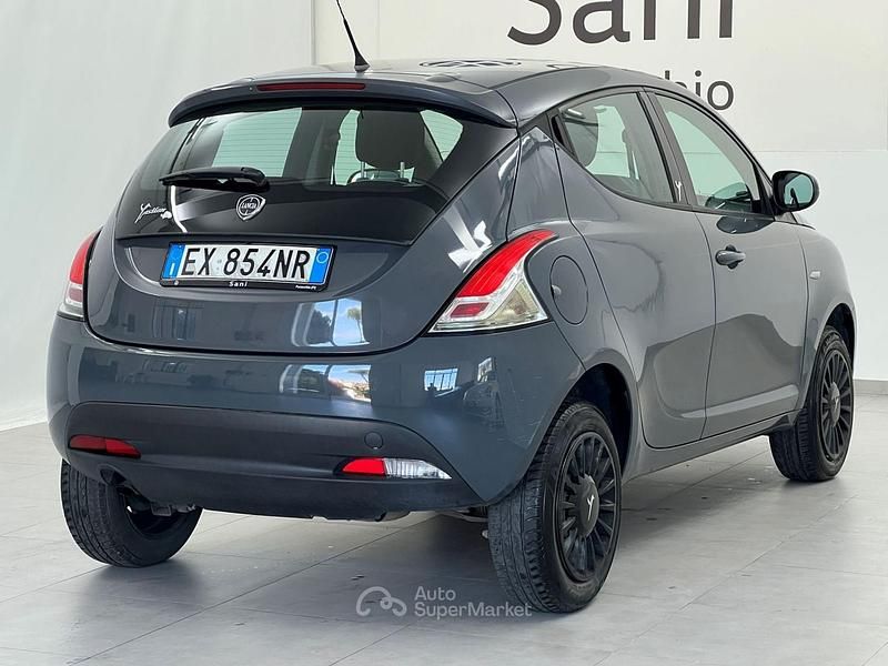 Begagnad Lancia Ypsilon 80 HK (58 kW) 2014 Grå Halvkombi